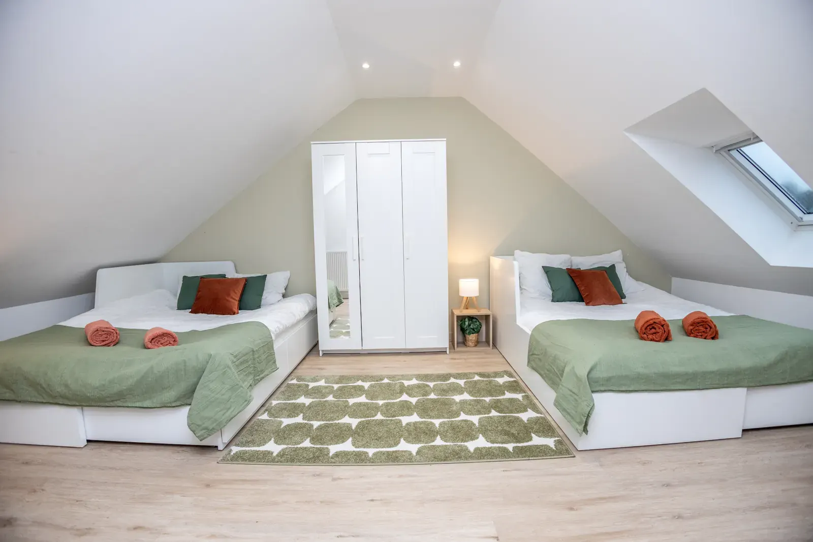 Combles après rénovation complète Nuanciel - chambre moderne