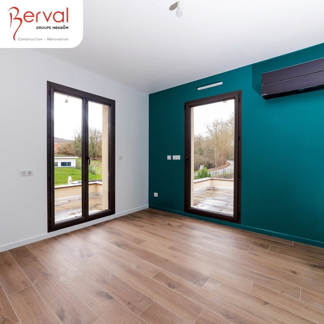 Chambre avec peinture murale turquoise et parquet - maison Berval