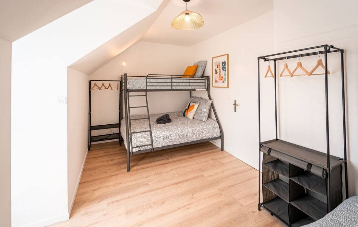 Chambre sous combles - Parquet & Peinture par Nuanciel