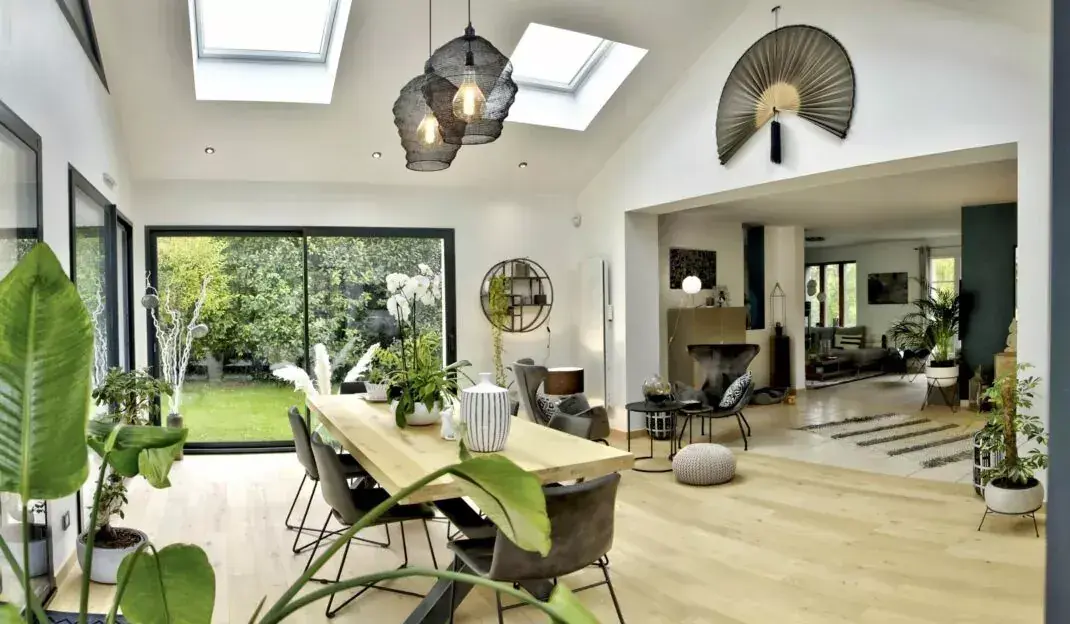 Salle à manger lumineuse rénovée