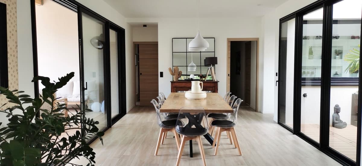 Salle à manger avec parquet clair posé par Nuanciel