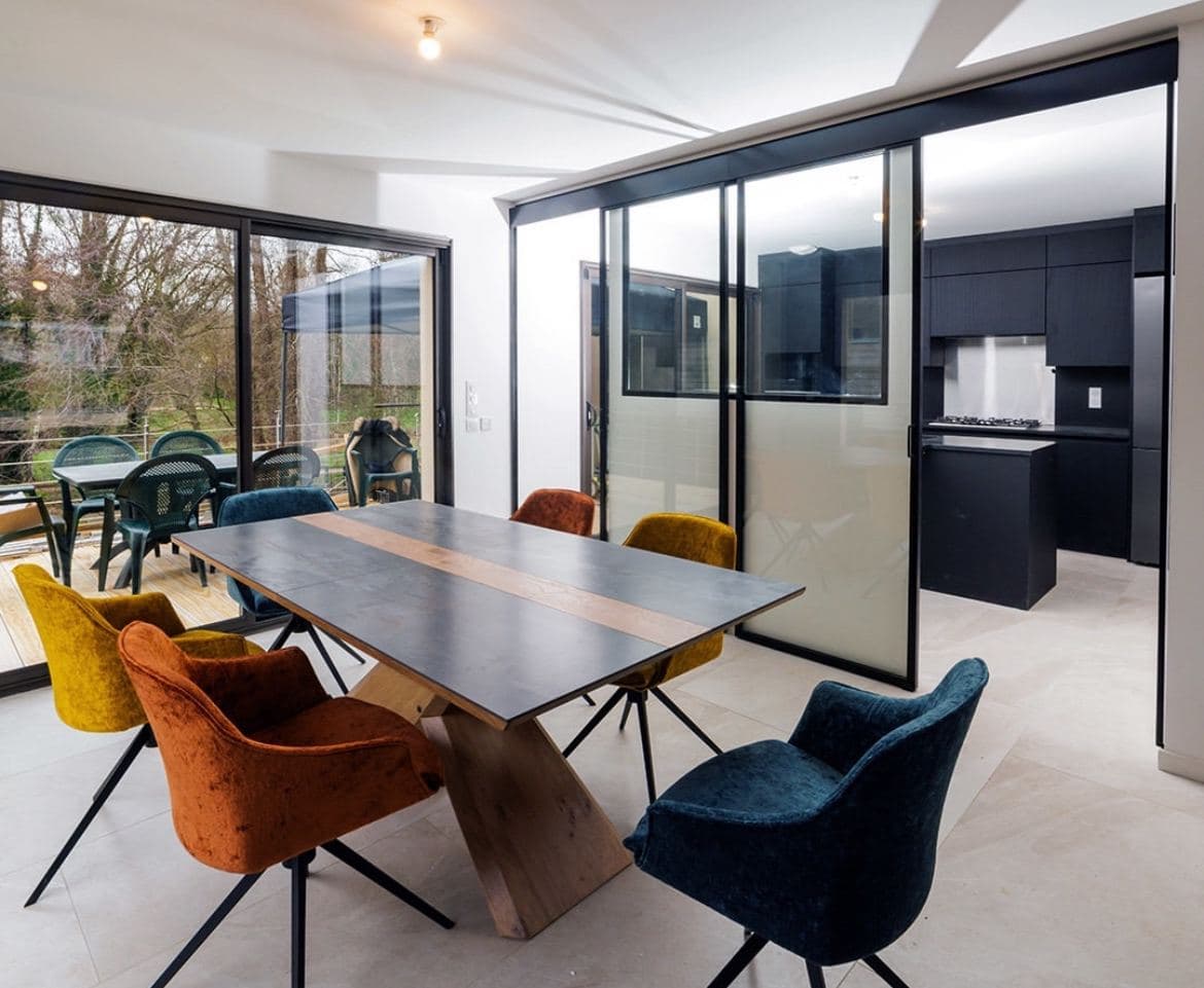 Salle à manger avec carrelage et peinture par Nuanciel